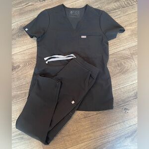 Womens figs black xs top xs petite pants